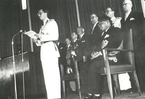 Toespraak van koning Boudewijn bij de onafhankelijkheid van Congo op 30 juni 1960 (rechts zit president Kasavubu)
