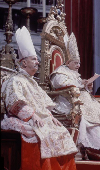 Johannes XXIII leest zijn openingstoespraak bij de start van het Concilie