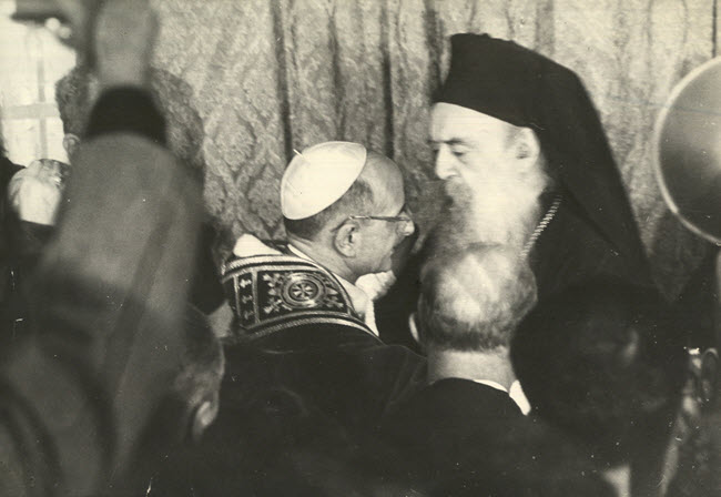 Paulus VI en patriarch Athenagoras ontmoeten en omhelzen elkaar in Jeruzalem, 4 januari 1964