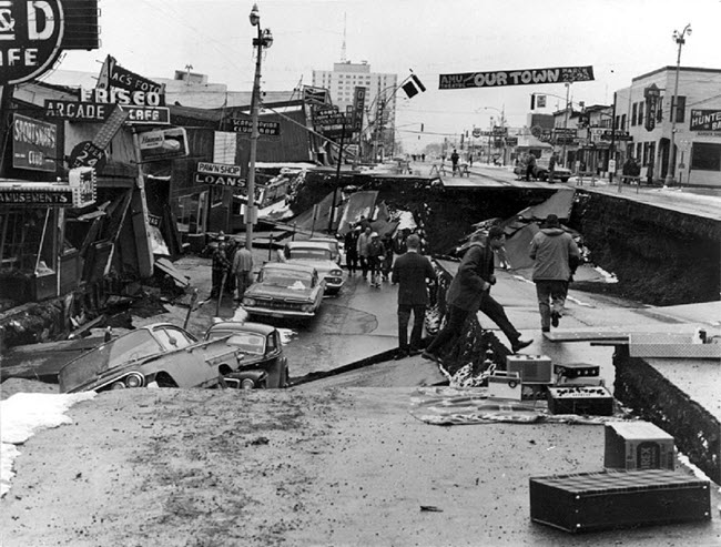 Fourth Avenue in Anchorage, Alaska na de aardbeving. Foto: US Army