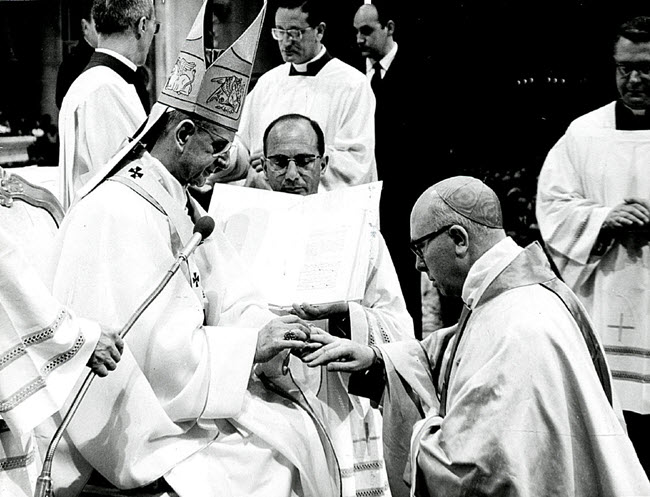 Paulus VI wijdt Johannes (Jo) Willebrands tot bisschop in de Sint-Pietersbasiliek in Rome